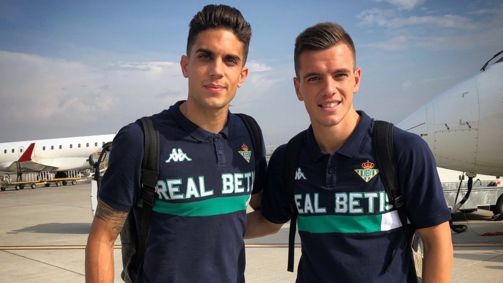 Bartra y Lo Celso posan antes de viajar para jugar un partido en la temporada 2018/19. TW Betis
