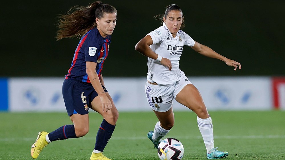 Lucía Rodríguez disputando un balón con Claudia Pina Foto: Liga F
