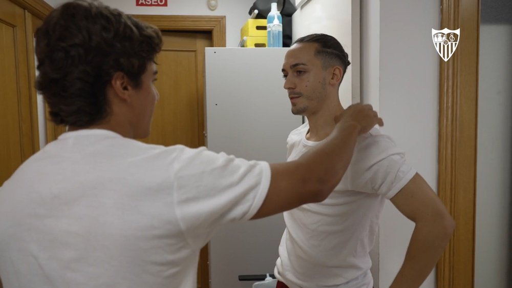 Imagen de Luismi Cruz saludando a Carlos Álvarez tras pasar el reconocimiento médico del Sevilla Atlético | Imagen: @CanteraSFC