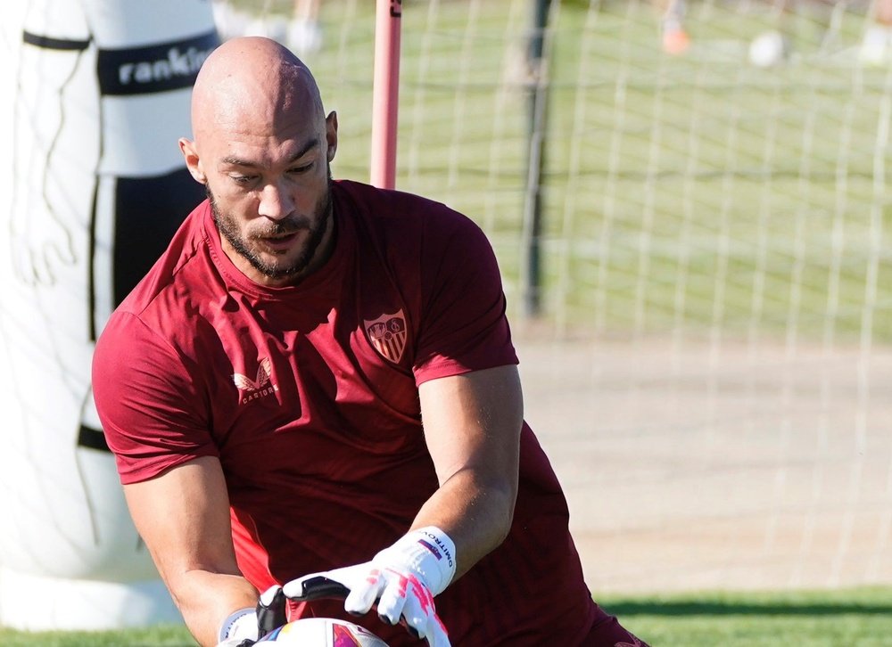 Dmitrovic entrenando durante la pretemporada 23-24   Foto: Sevilla FC