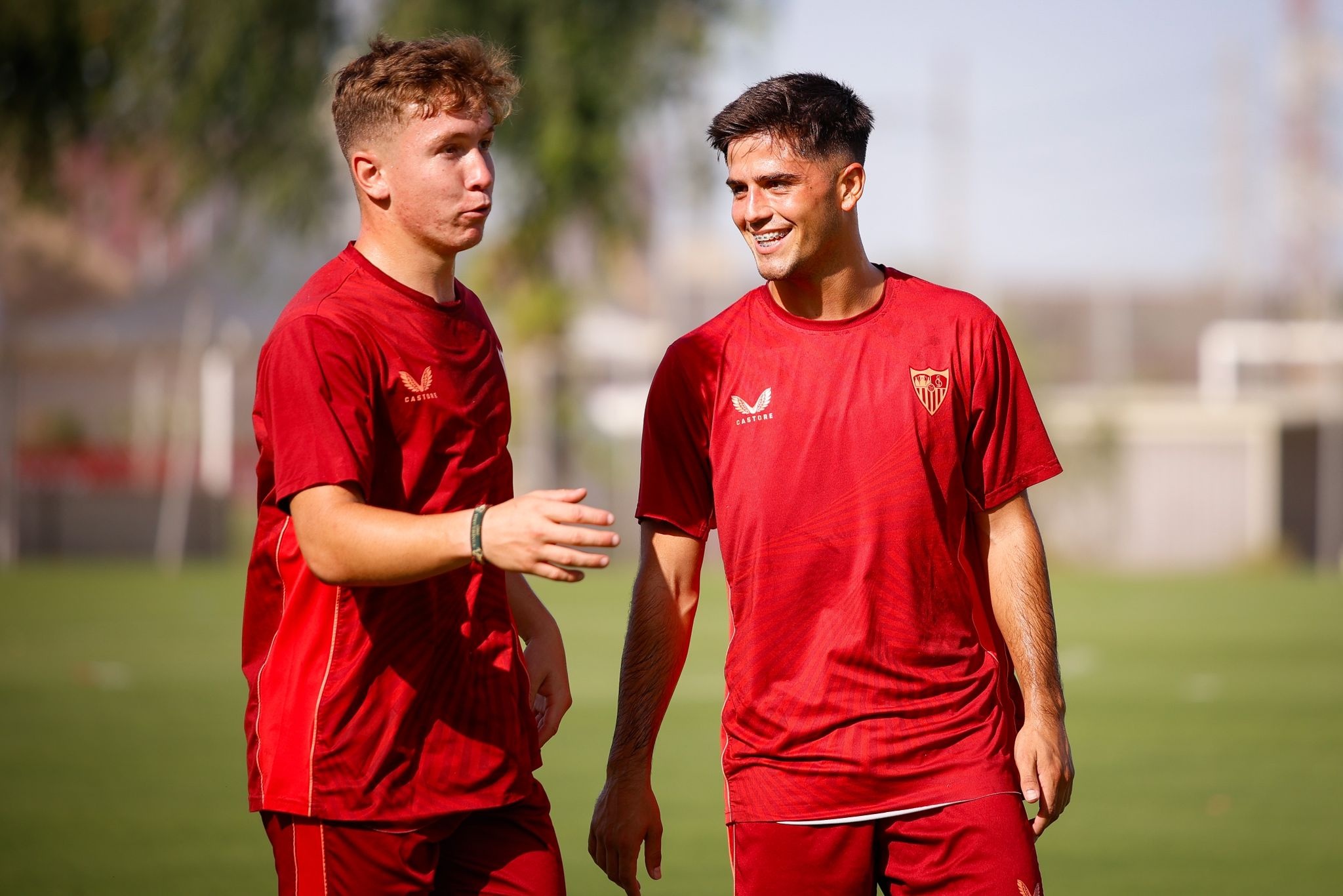 Capi e Isra Domínguez durante la primera sesión de pretemporada del Sevilla Atlético. Foto: SFC Media
