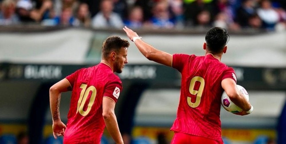 Rafa Mir y Rakitic tras el primer gol frente al Hansa Rostock     Foto: Sevilla FC