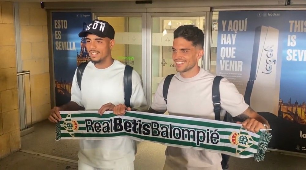 Bartra y Riad llegan a Sevilla para firmar por el Betis. Captura de 101 TV