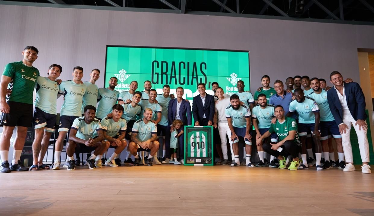 Los jugadores de la primera plantilla del Real Betis, este lunes durante la despedida de Canales.- RBB