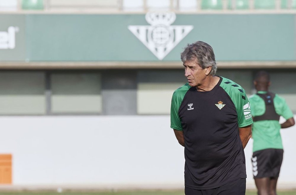 Manuel Pellegrini durante el entrenamiento del Betis.- RBB