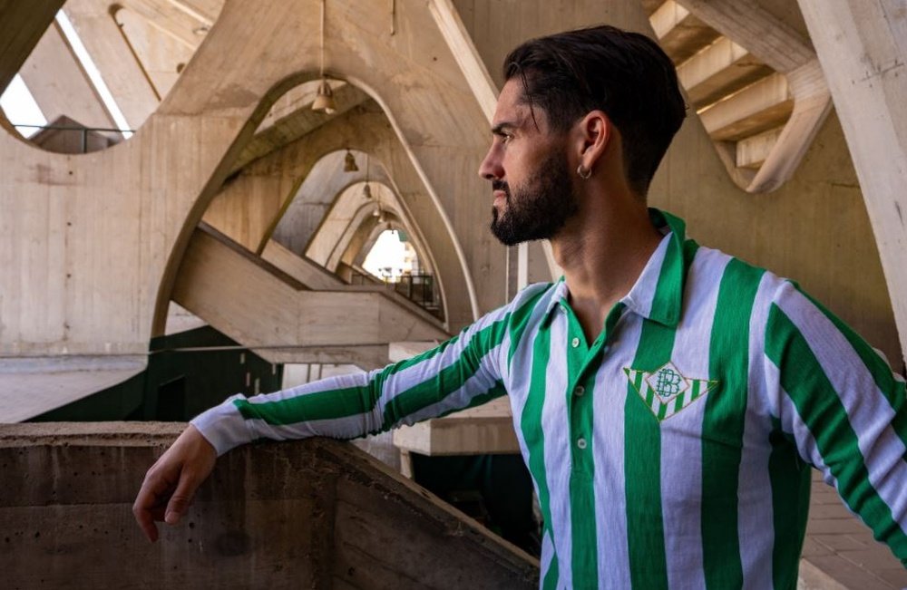Isco posa en los graderíos del Benito Villamarín con una camiseta vintage.- RBB