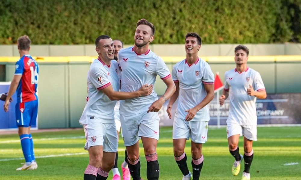 Ivan Rakitic, junto a sus compañeros, celebra su gol ante el Crystal Palace. Foto: SFC Media