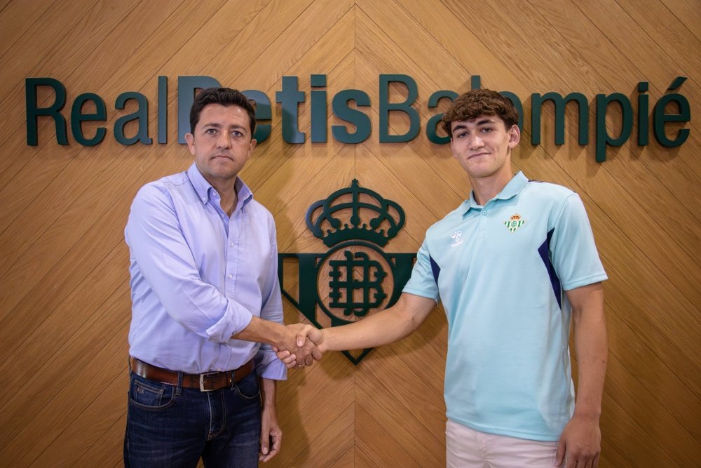 Mateo Flores posa junto a Miguel Calzado en el anuncio de su renovación. RBB
