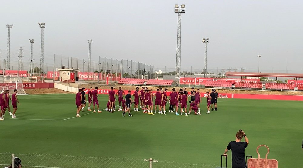 El Sevilla FC, ejercitándose a dos días del debut en LaLiga ante el Valencia CF. Foto: José Manuel Rodríguez