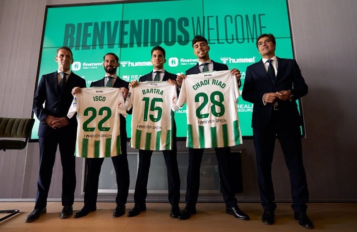 Ramón Planes, Isco Alarcón, Marc Bartra, Chadi Riad y Ángel Haro, durante la presentación de los tres futbolistas del Real Betis, este miércoles.- RBB