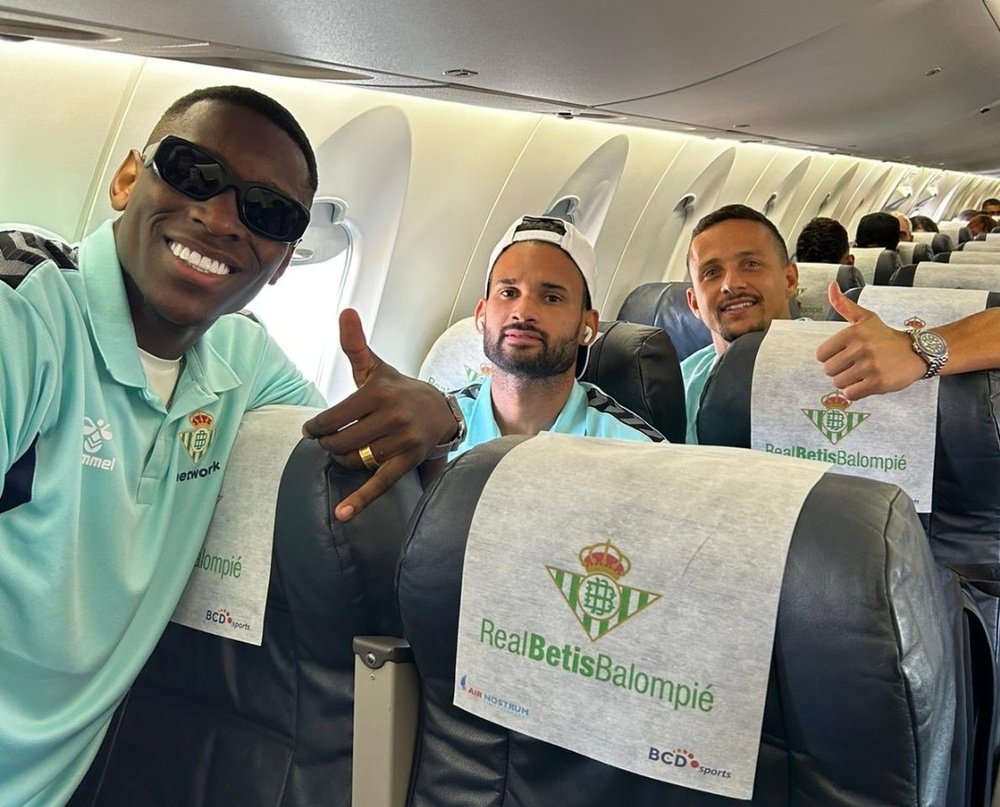 Luiz Henrique, Willian José y Luiz Felipe, durante el vuelo a Castelñl´ço en la primera jornmada de laLIga. El extremo puede seguir los pasos del central y acabar en Arabia Saudí- RBB