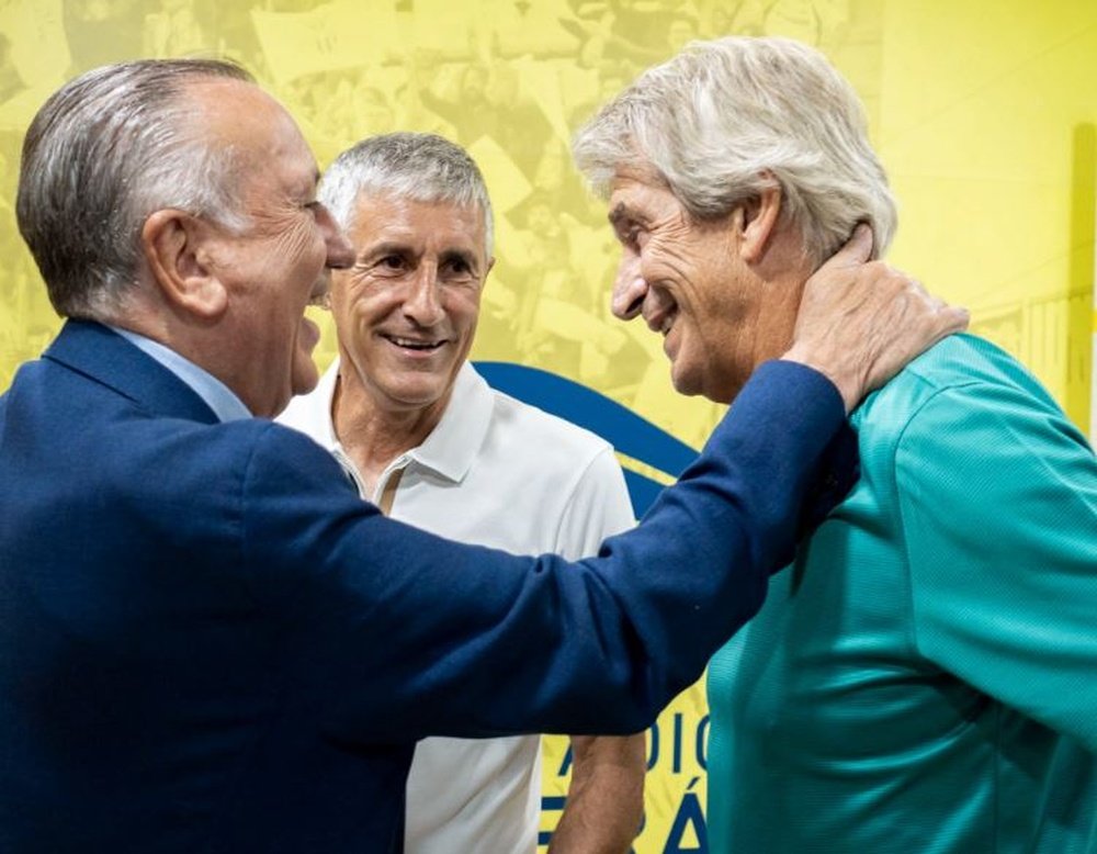 Fernando Roig, presidente del Villarreal, junto a Quique Setién y Manuel Pellegrini, antes del partido.-