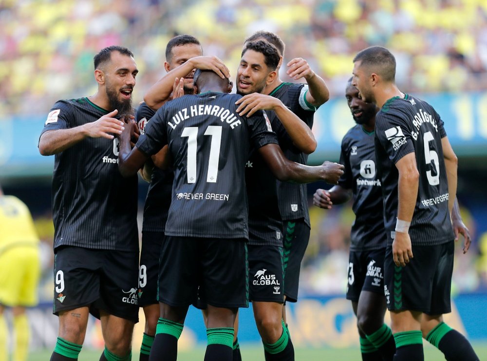 Los jugadores béticos celebran el primer gol de Ayoze en La Cerámica.-