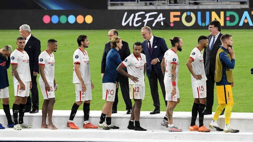 El Sevilla FC recibiendo la medalla de subcampeón en la Supercopa de Europa frente al Bayern Munich    Foto: EFE