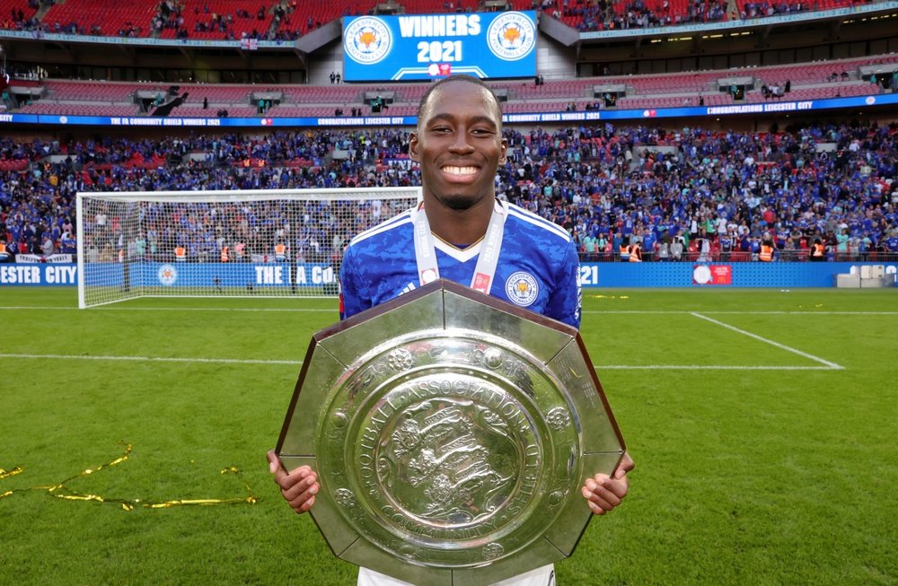 Soumaré con el título de la Community Shield ganado con el Leicester  Foto: Getty