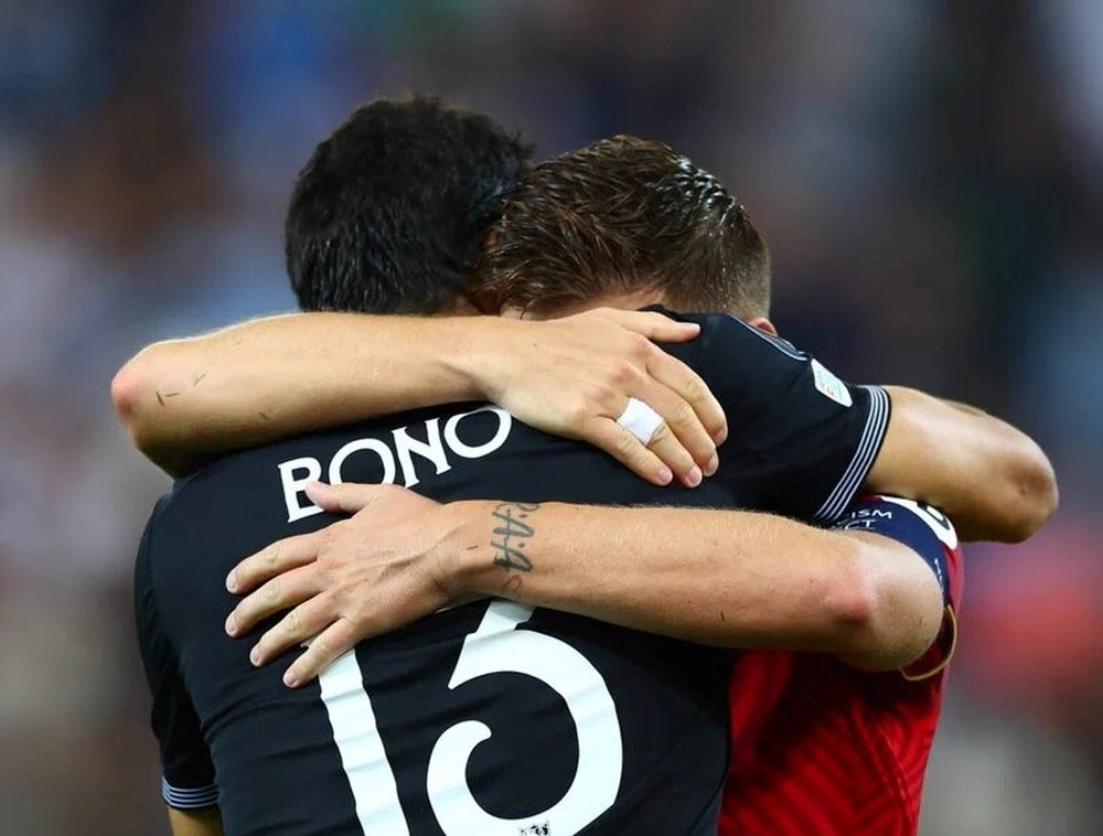 Bounou y Rakitic abrazándose durante la tanda de penaltis de la Supercopa de Europa