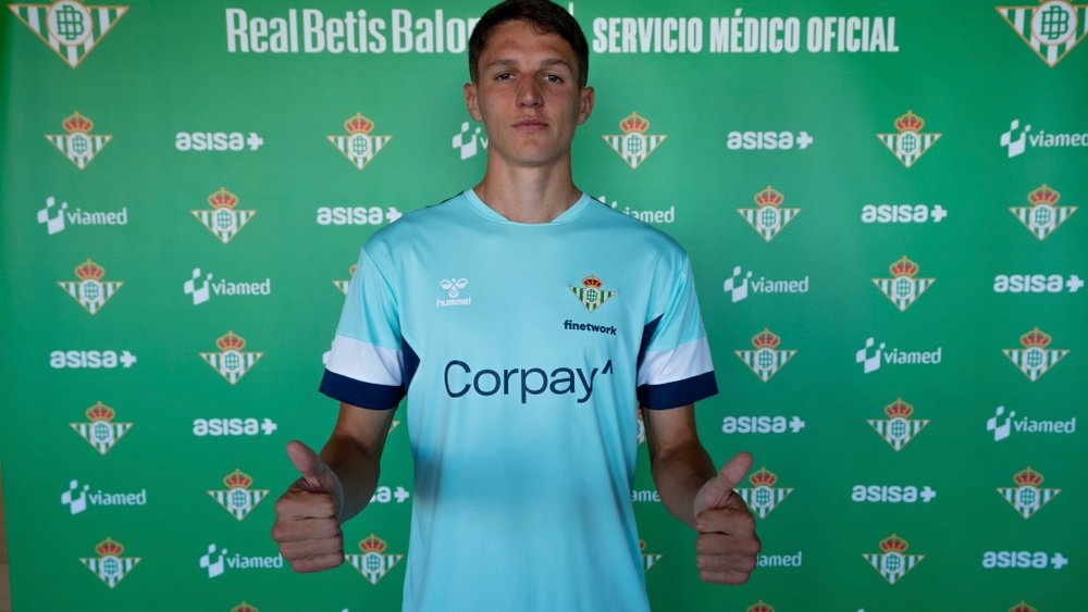 Sergi Altimira tras su reconocimiento médico con el Real Betis.- RBB