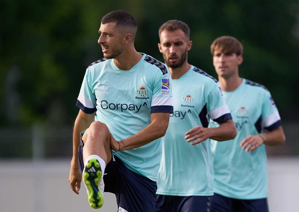 Guido Rodríguez, Germán Pezzella y Juan Miranda, durante un entrenamiento de esta pretemporada.- RBB