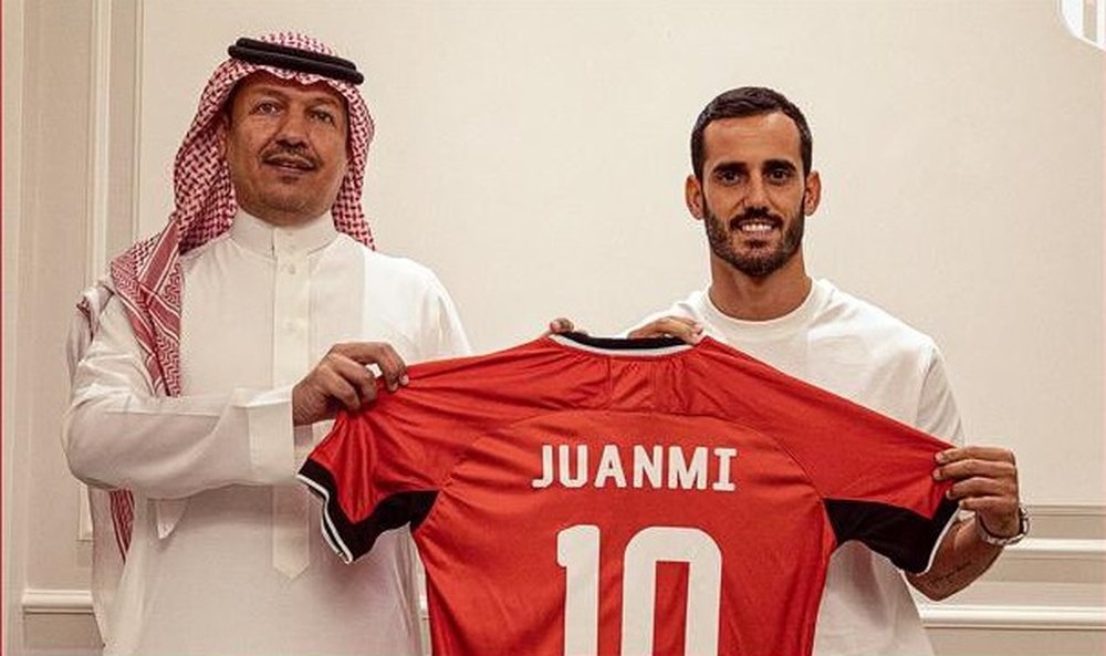 Juanmi posa con la camiseta del Al-Riyadh junto a uno de los propietarios  del club.- Al-Riyadh