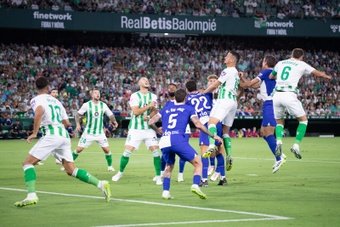 Los jugadores de Betis y Atlético disputan un balón alto. Francisco Gordillo