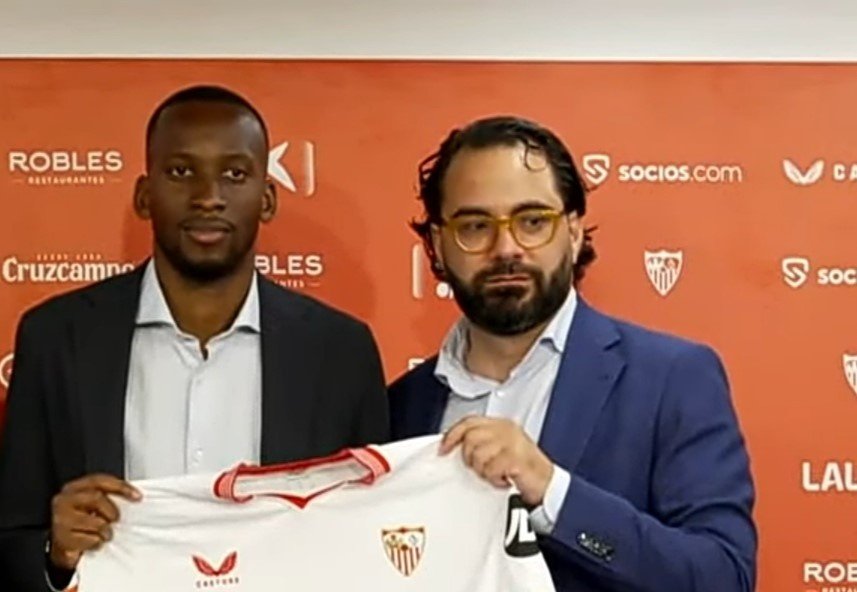 Lukebakio junto a Víctor Orta en su presentación