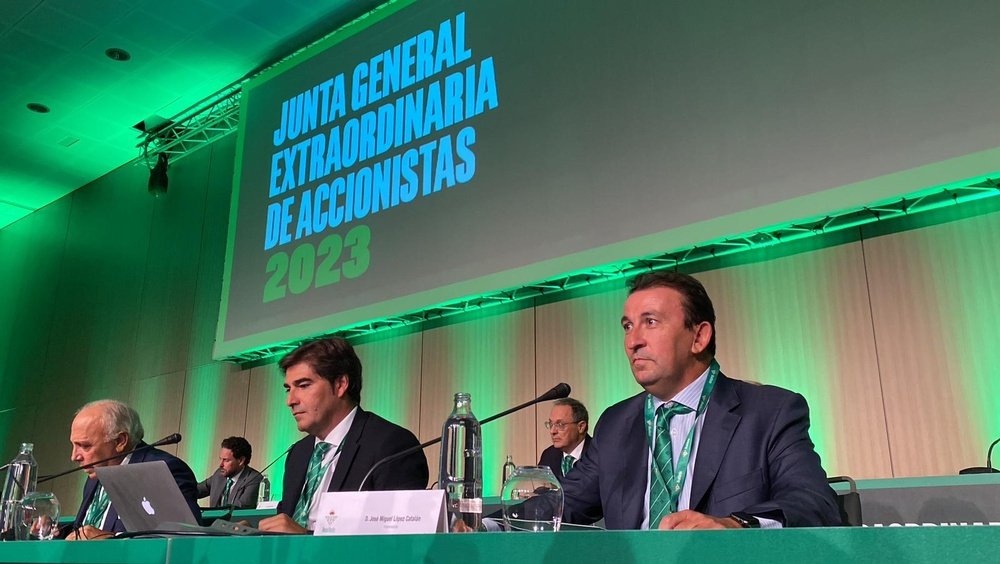 Carlos González de Castro, Ángel Haro y José Miguel López Catalán, durante la última Junta de Accionistas del Real Betis.- PGM