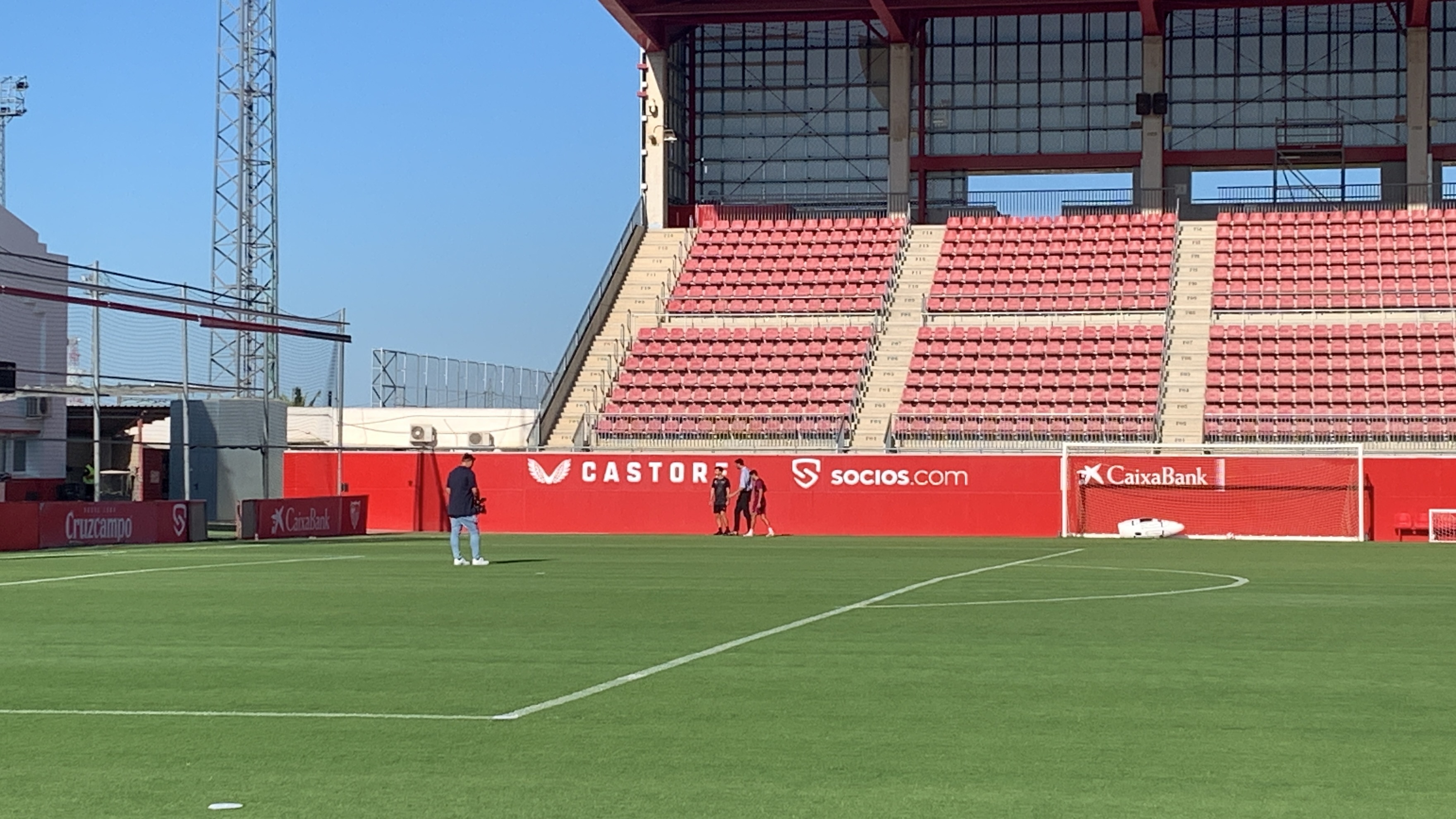 Jesús Navas abandona el entrenamiento del Sevilla FC. Foto: José Manuel Rodríguez