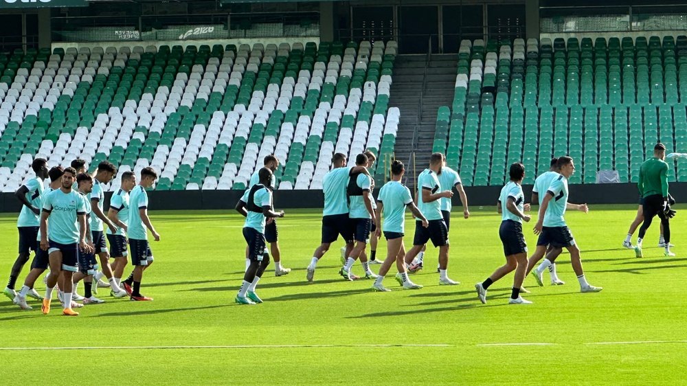 El Betis se entrena en el estadio Benito Villamarín. PG