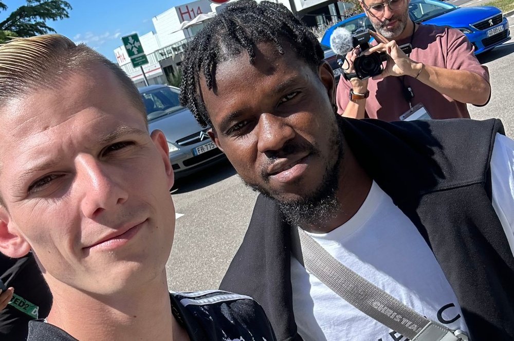 Paul Akouokou posa junto a un fan del OL en su llegada a Francia. TW cocotolisso69