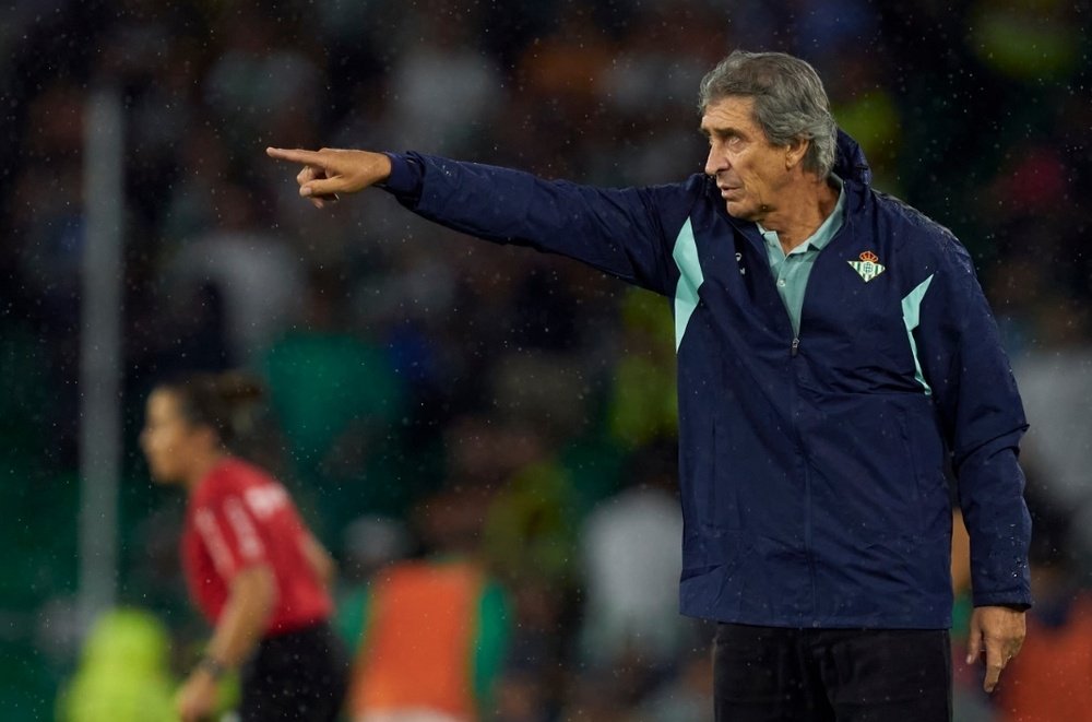 Manuel Pellegrini da órdenes bajo el aguacero que cayó en el Benito Villamarín.- RBB