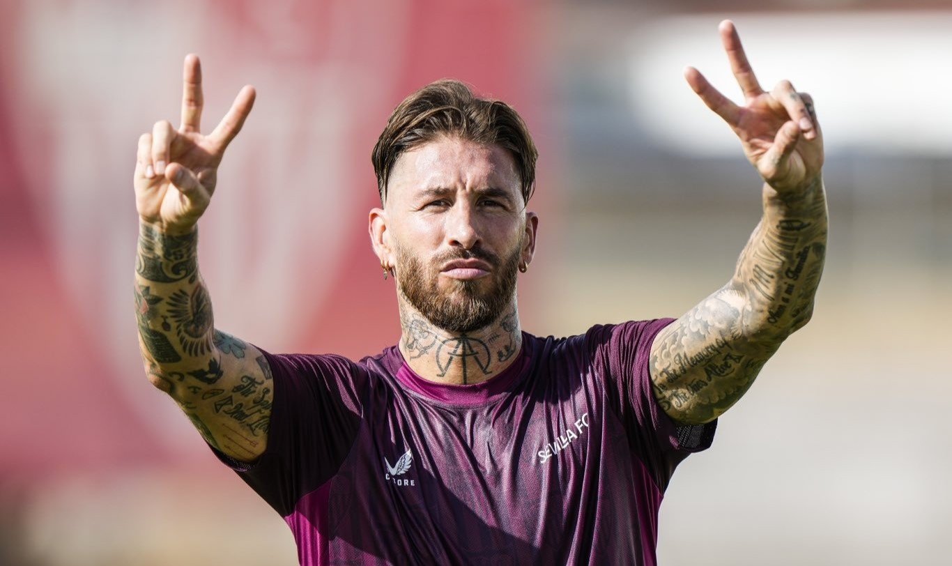 Sergio Ramos posa con la camiseta del Sevilla FC en un entrenamiento. Foto: SFC Media