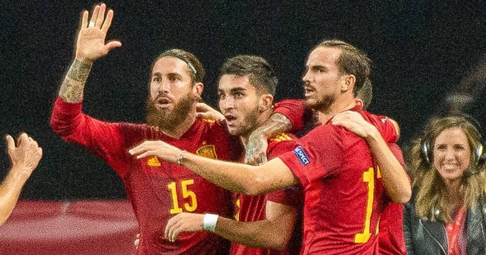 Sergio Ramos, Ferrán Torres y Fabián Ruíz celebrando un gol con España