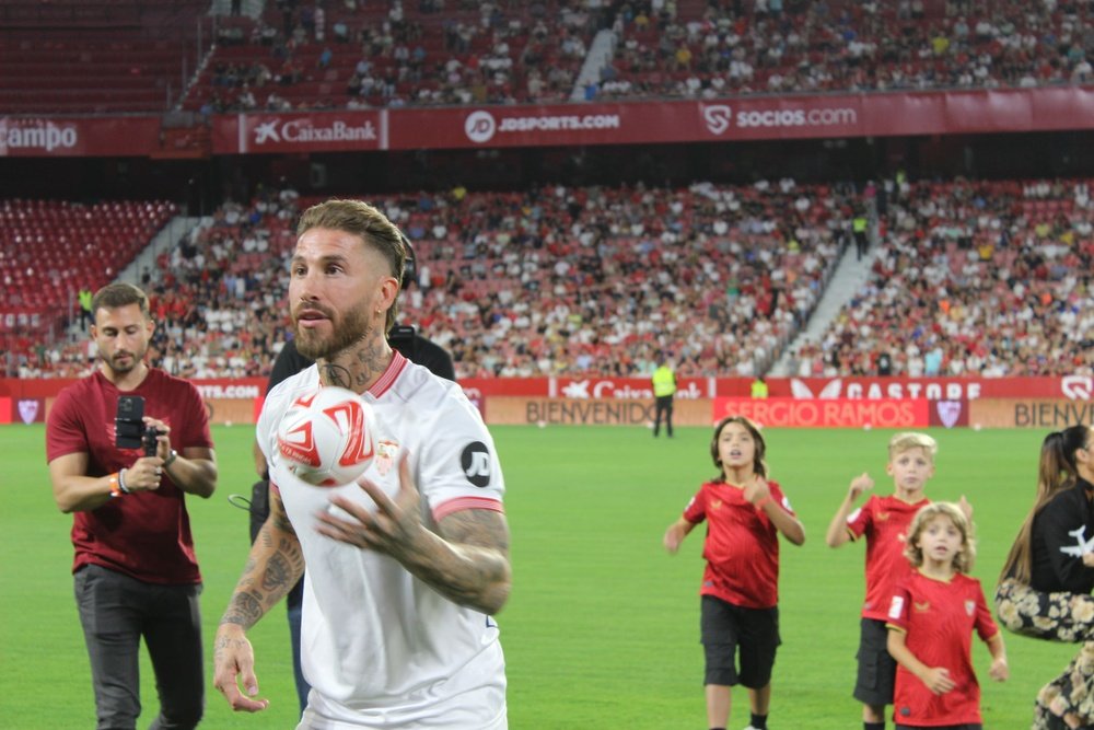 Sergio Ramos, en su presentación ante el Ramón Sánchez-Pizjuán. Foto: José Manuel Rodríguez