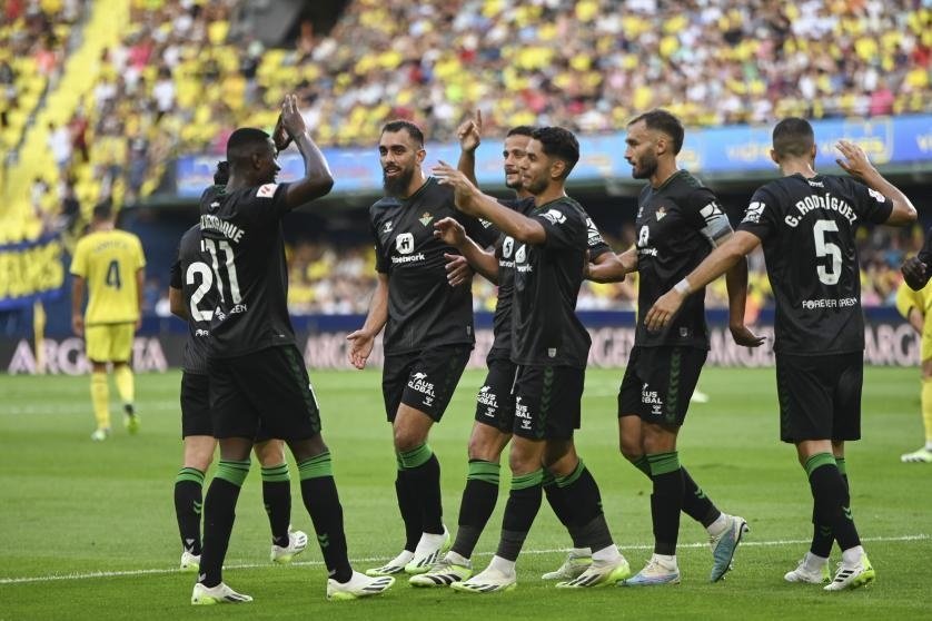 Los jugadores del Real Betis celebran el primer gol de la temporada, logrado por Ayoze en Villarreal.- (RBB)