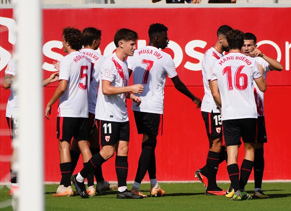 El Sevilla Atlético celebrando uno de los goles de Isaac Romero ante el Cartagena B. Foto: SFC Media