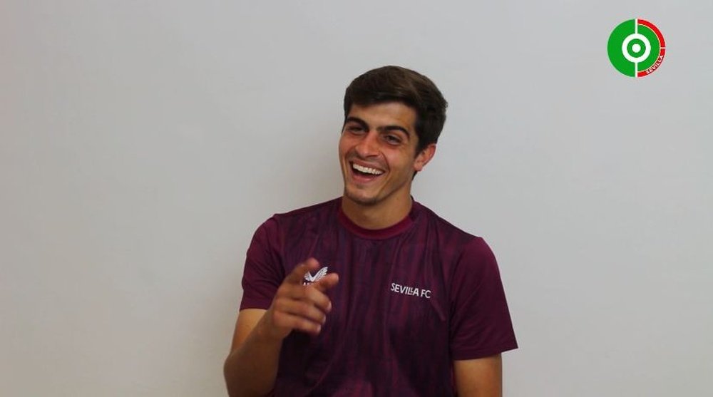 Juanlu Sánchez, riéndose durante la entrevista en BeSoccer Sevilla