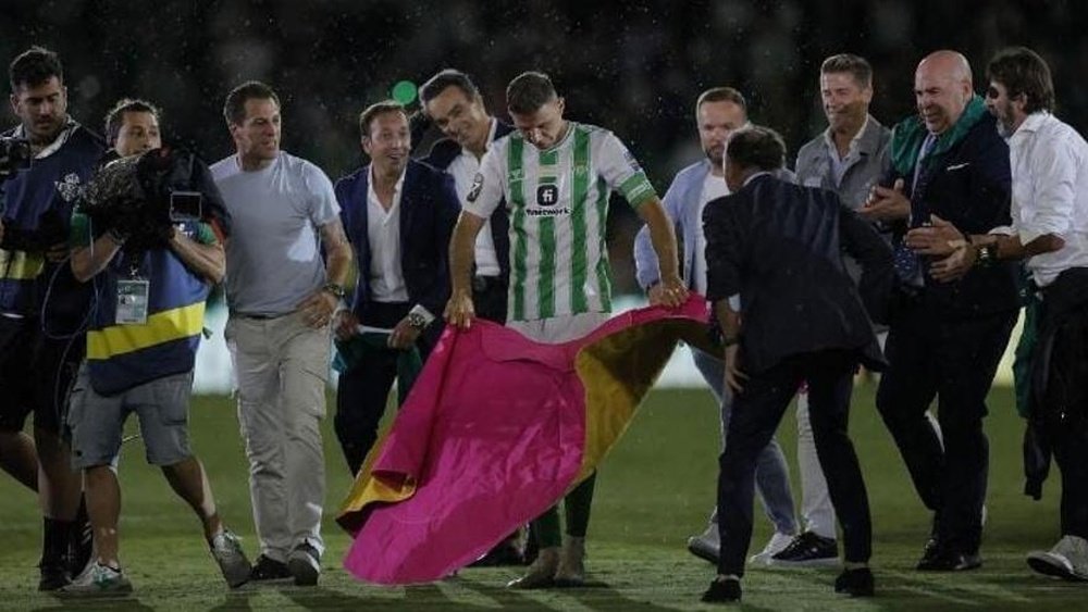 Joaquín torea de salón con el capote en el Benito Villamarín rodeado de figuras del toreo, durante su partido homenaje, el pasado mes de junio.- La Opinión de Murcia