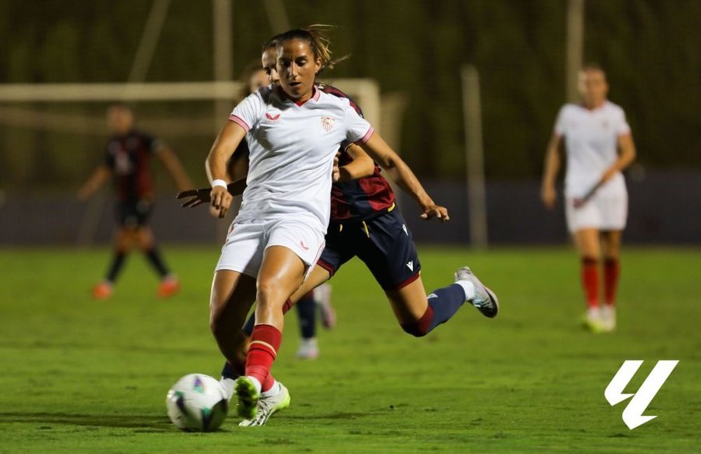 Lucía Rodríguez con el balón en su estreno en Liga F con el Sevilla Femenino   Foto: La Liga