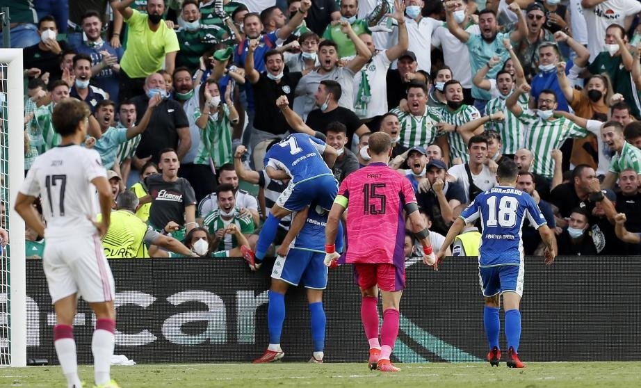 El Real Betis ya comenzó su andadura en la Copa de la UEFA 2021/22 ganando a un equipo escocés, el Celtic de Glasgow, al que derrotó 4-3 en el Benito Villamarín.- Efe