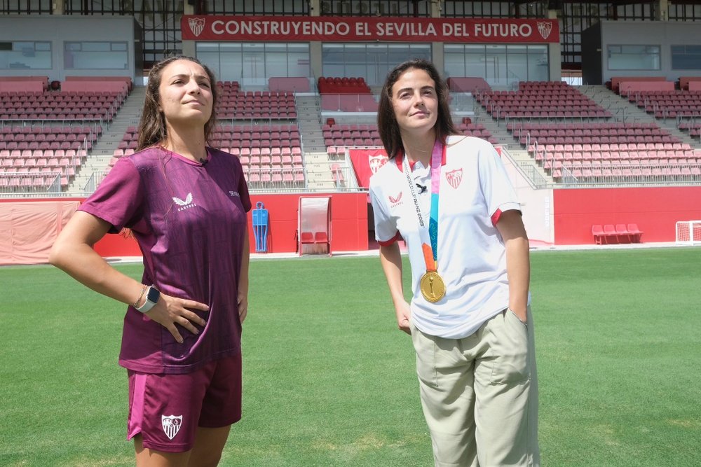 Inma Gabarro y María Pérez en la ciudad deportiva del Sevilla FC  Foto: Sevilla FC