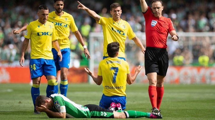 Cuadra Fernández expulsa a Canales durante el último Betis-Cádiz.- AFP