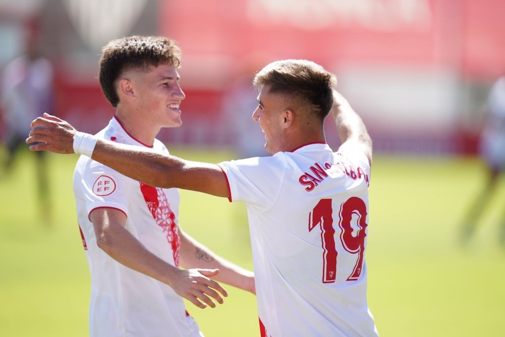 Oso y Santisteban celebrando el segundo gol del Sevilla Atlético frente a La Unión Atlético. Foto: SFC Media