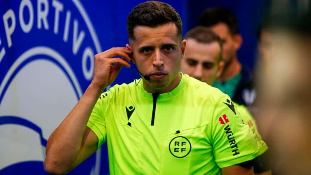 El colegiado catalán Víctor García Verdura es el más joven de Primera. LaLiga