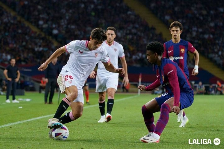 Juanlu encarando a Balde en el partido entre FC Barcelona y Sevilla FC   Foto: LaLiga EA Sports