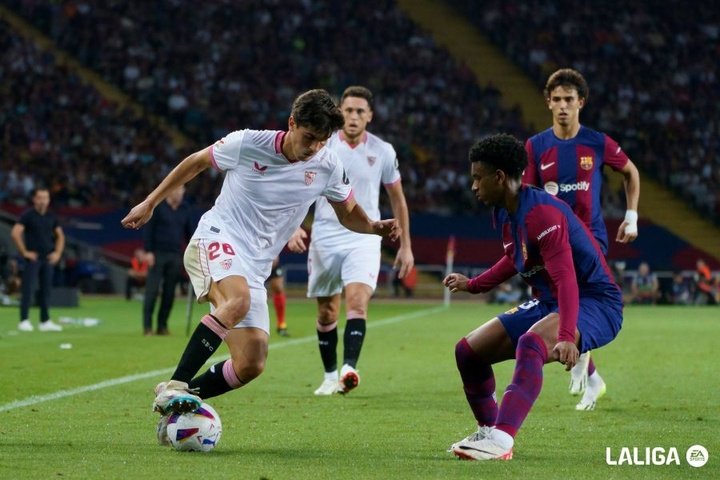 Juanlu encarando a Balde en el partido entre FC Barcelona y Sevilla FC Foto: LaLiga EA Sports