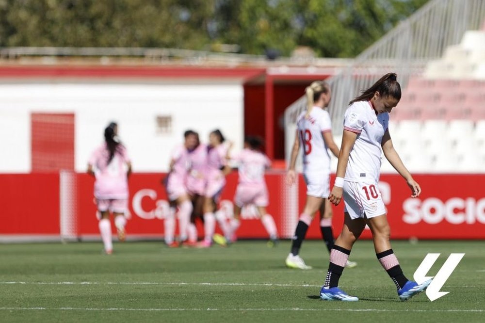 Inma Gabarro lamentándose tras uno de los goles del Madrid CFF frente al Sevilla Femenino  Foto: LaLIga