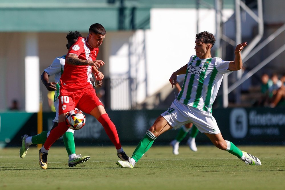 Zarzana y Busto en un lance del Betis Deportivo-Sevilla Atlético. Foto: SFC Media