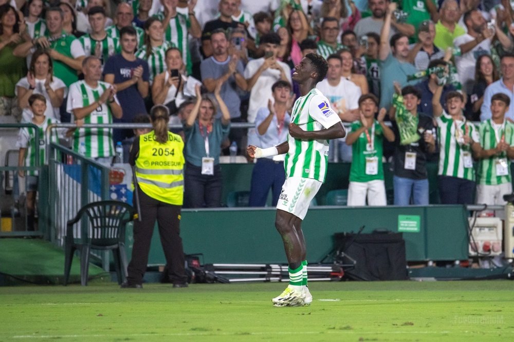 Assane Diao celebra su primer gol en el Betis en el Villamarín. Francisco Gordillo