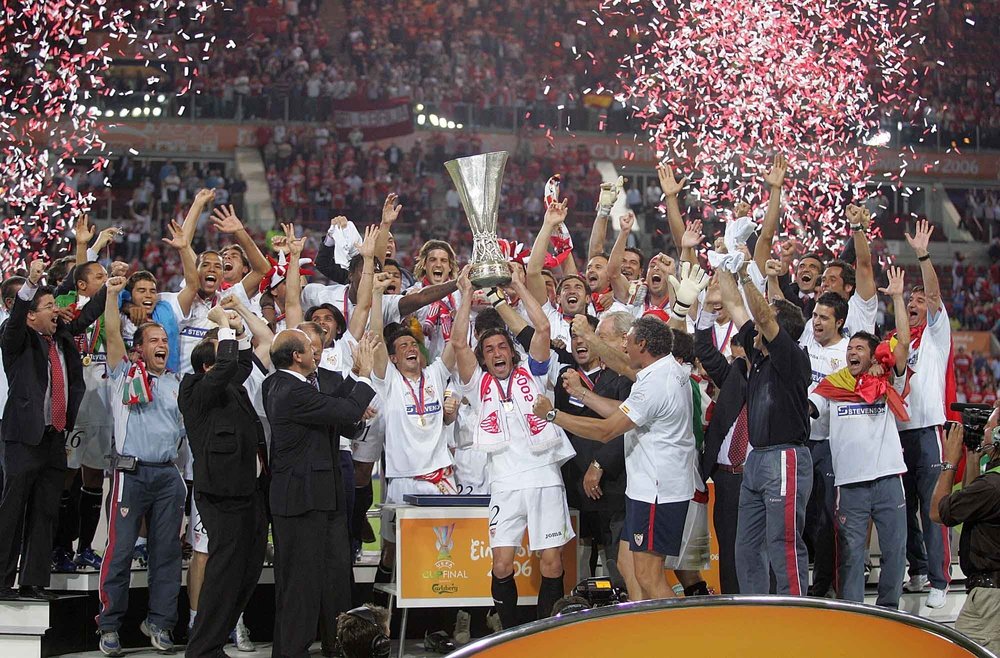 El Sevilla FC alzando su primera UEFA, en Eindhoven. Foto: SFC Media