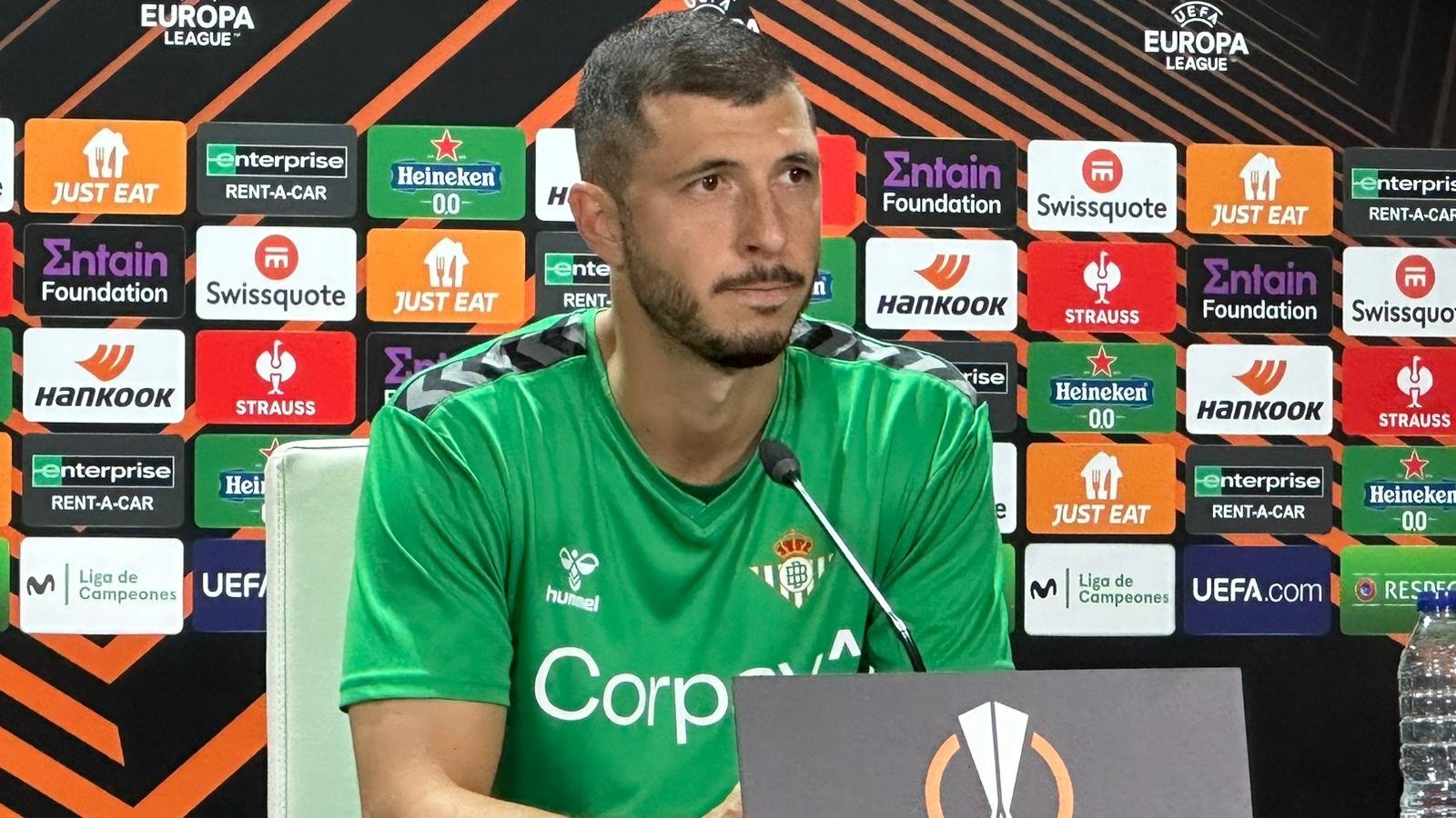 Guido Rodríguez, durante la rueda de prensa previa al partido de Europa League frente al Sparta Praha. PG